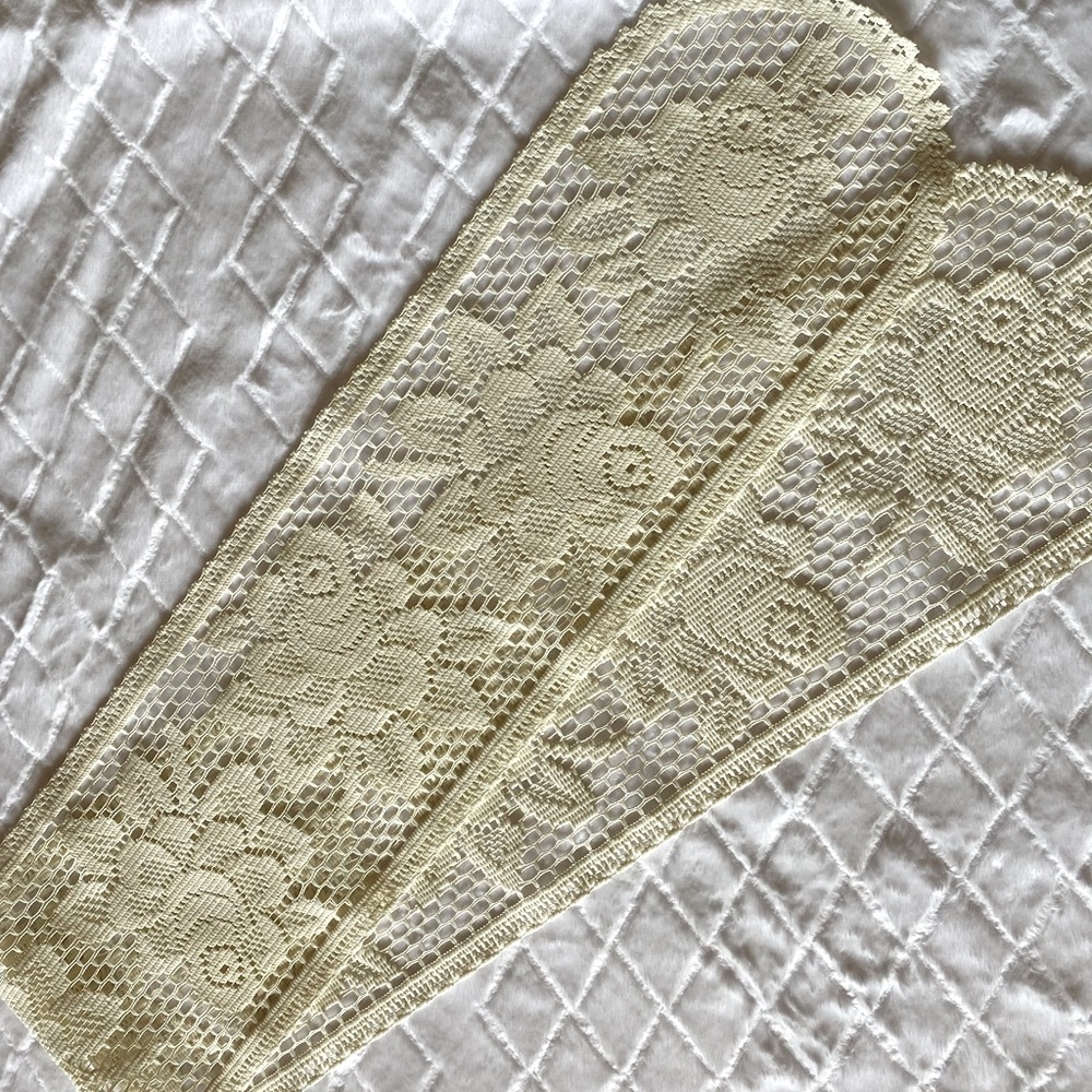 Handmade doily table runner - Picture 2 of 7